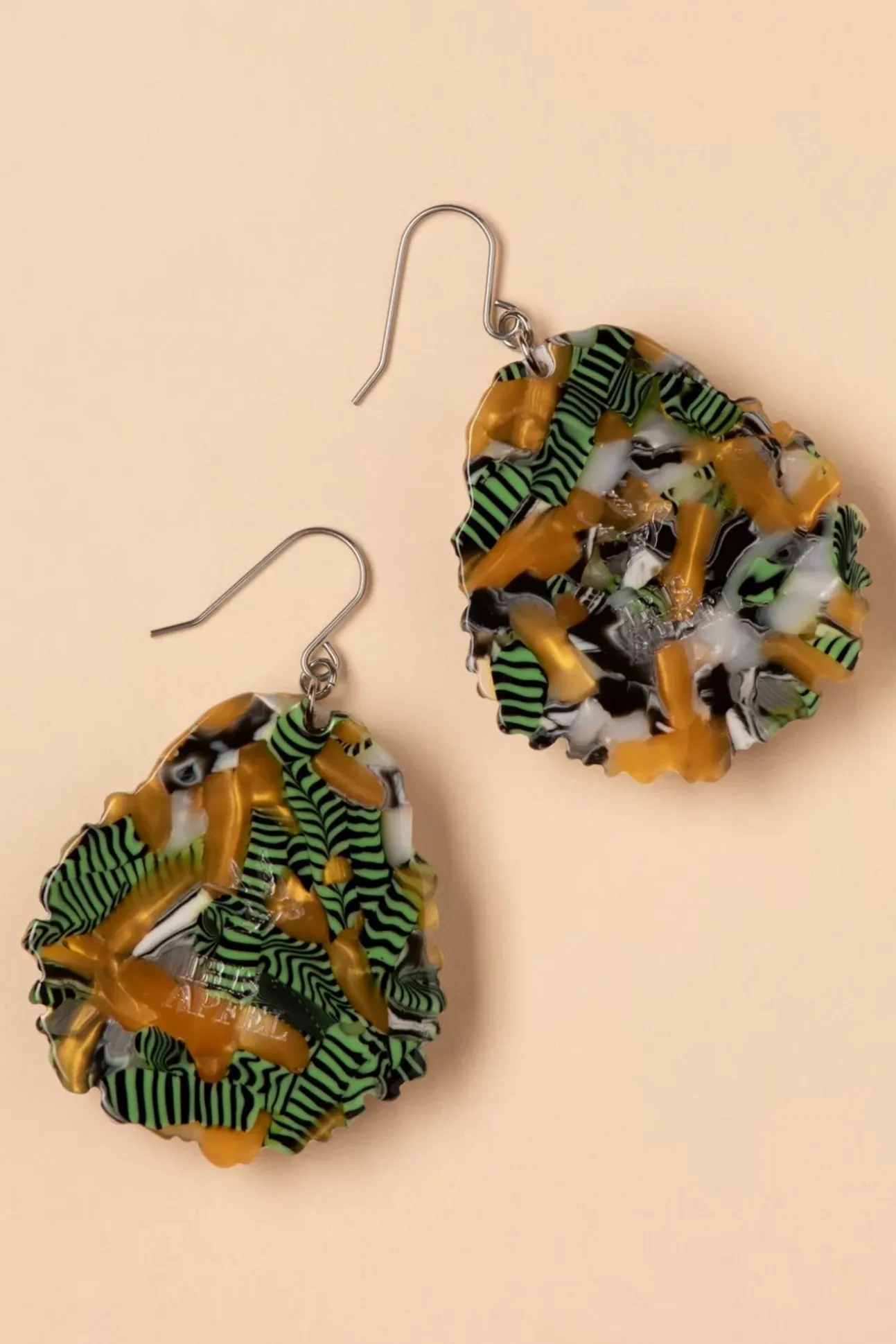 Adorned In Feathers Iris Drop Oorbellen