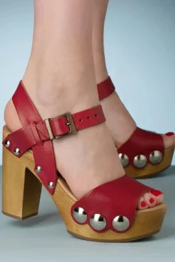 Carmen Klompjes In Rood