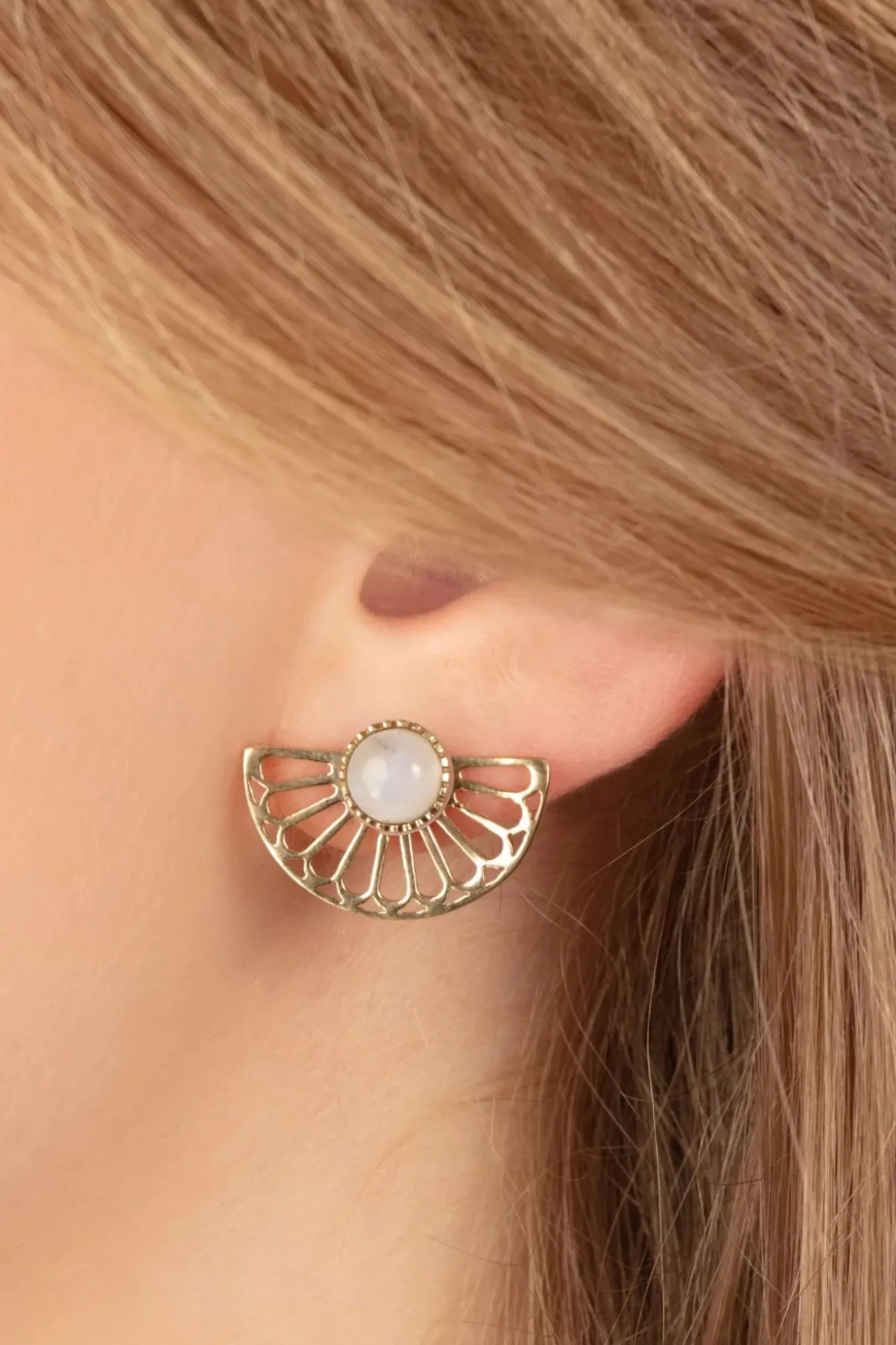 Flower Fan Oorbellen In Goud En Maansteen Wit