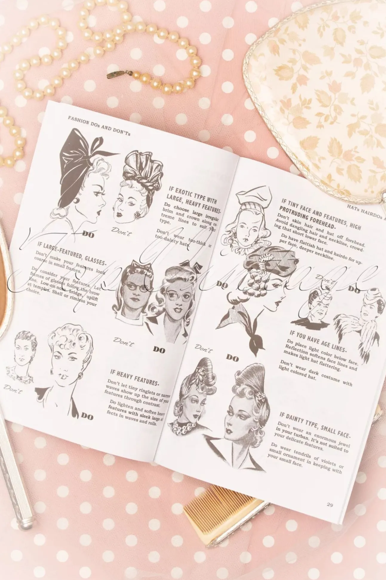 Hats, Hairdo's And Make Up Boek