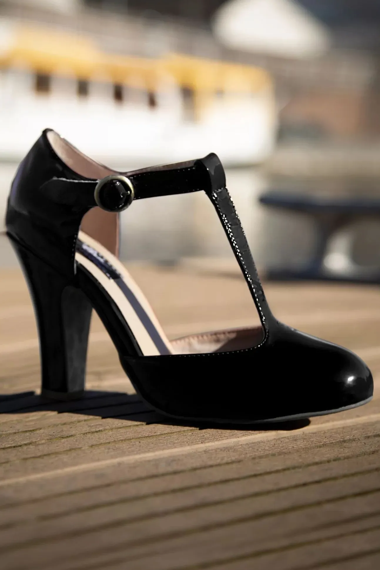 June Effortlessly Elegant Lakpumps In Zwart