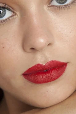 Maak Kennis Met Matte Hughes In Loyal Deep Red