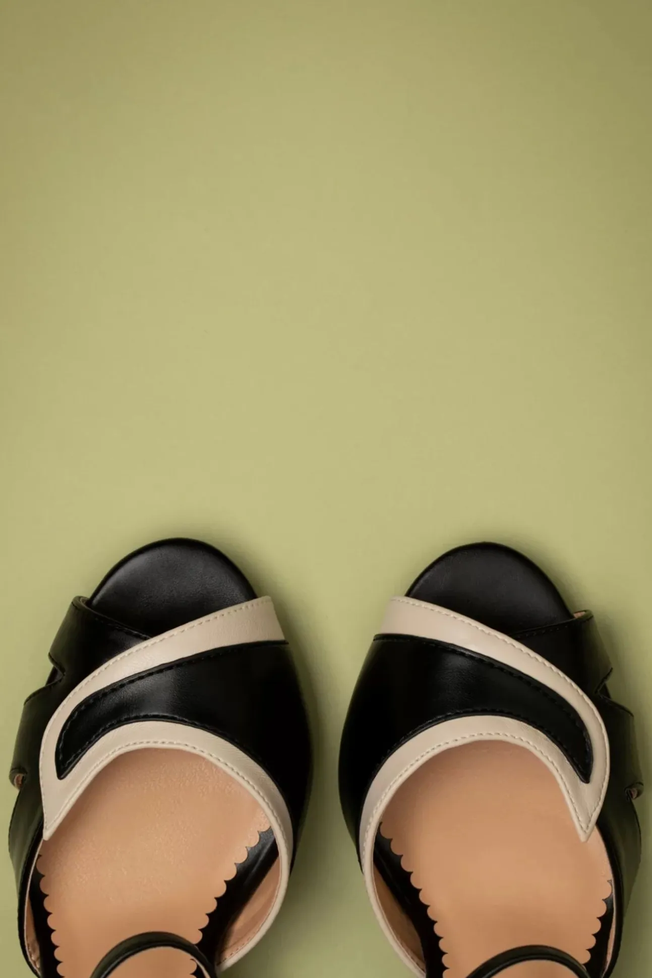 Mable Peeptoe Pumps In Zwart
