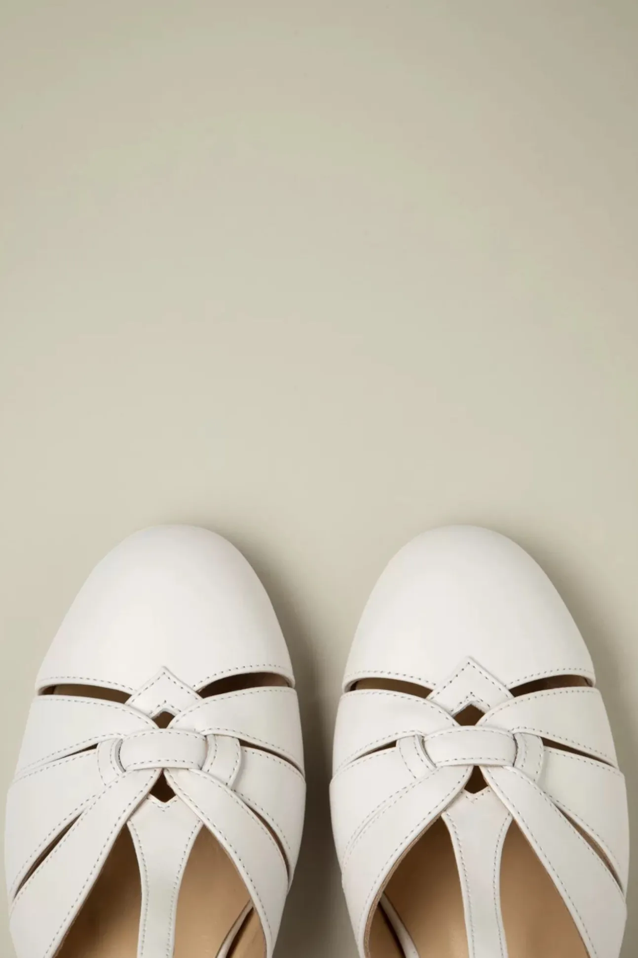 Petit Montpellier T-Strap Pumps In Wit
