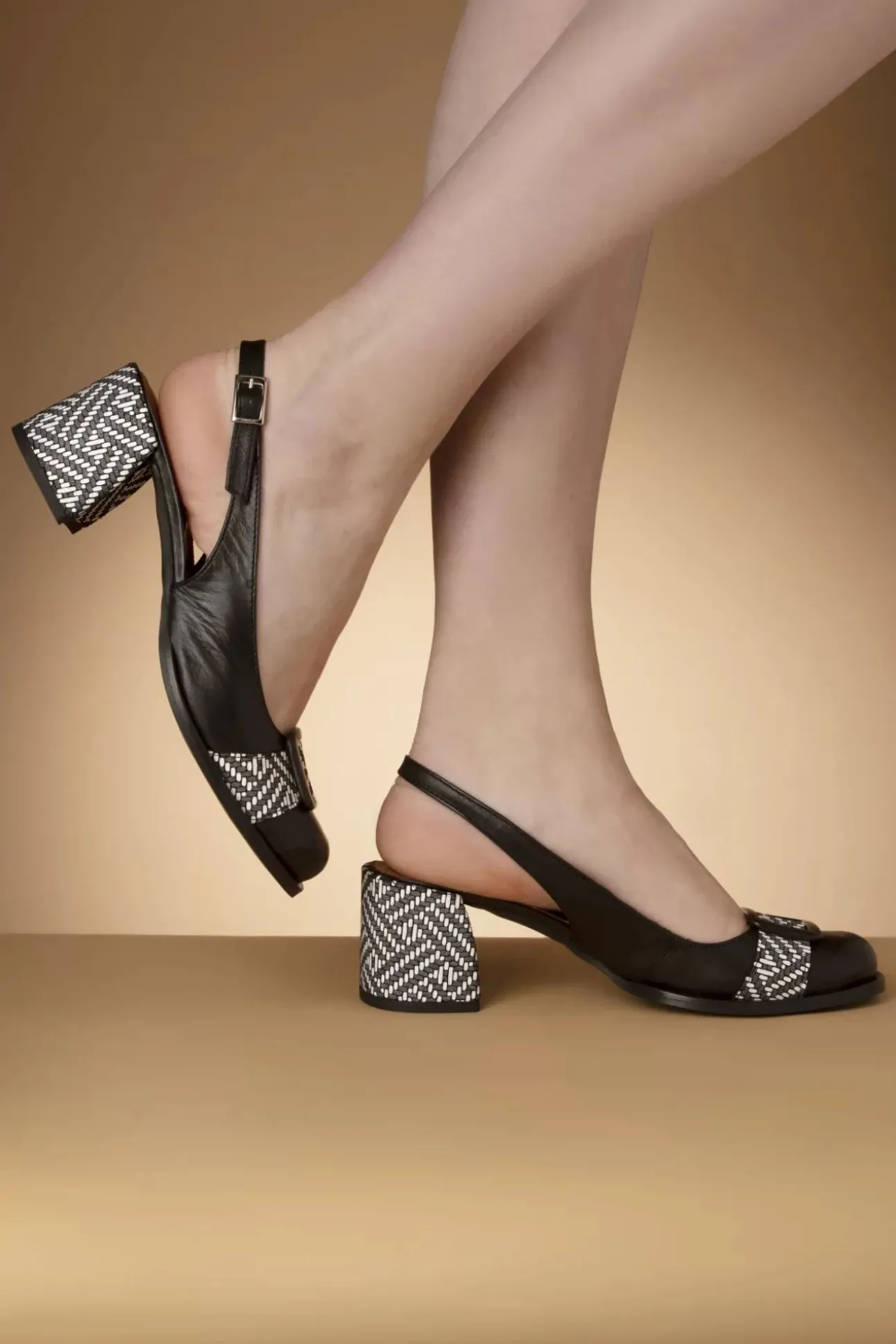 Rebeca Lederen Slingback Pumps In Zwart