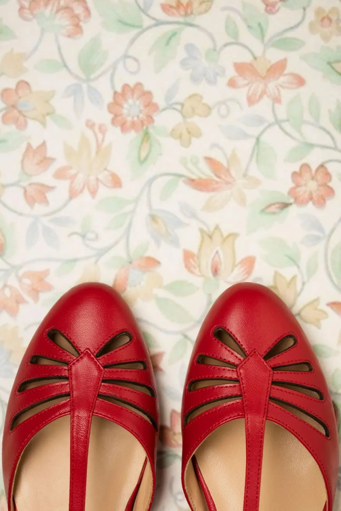 Singapore T-Strap Ballerina's Flats In Rood