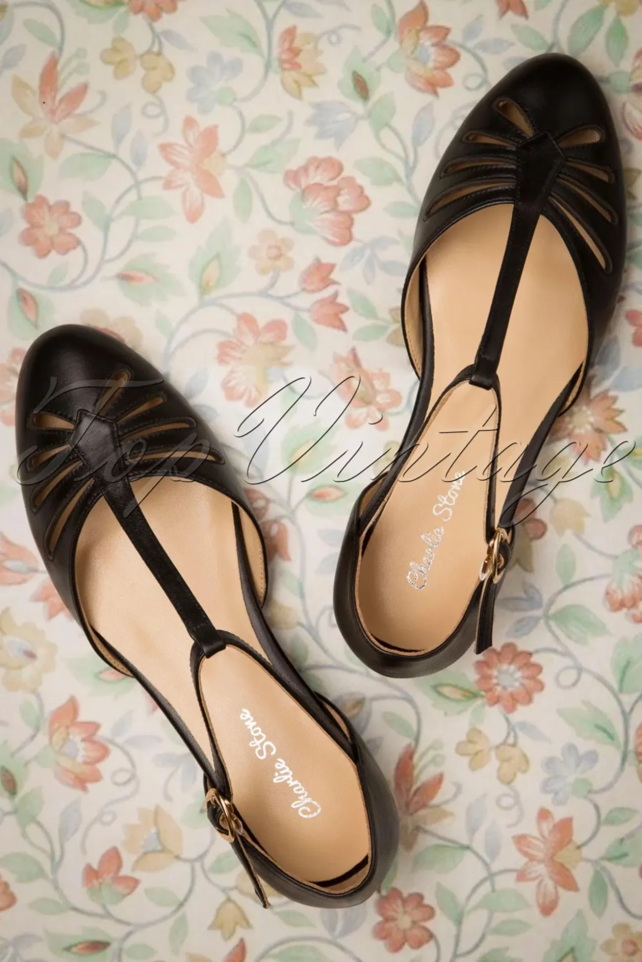 Singapore T-Strap Flats In Zwart