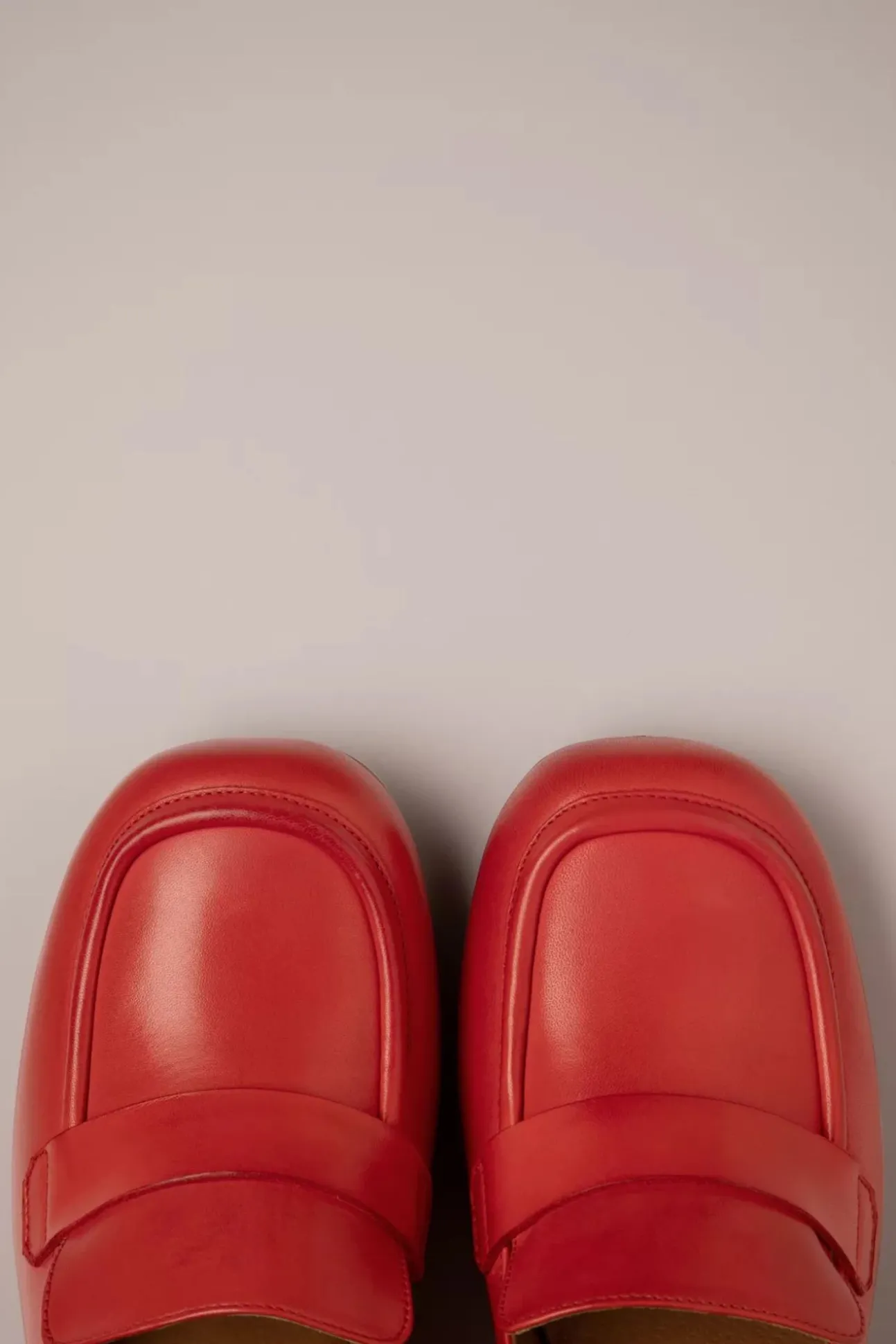 Soren Loafer Style Pumps In Scarlet Rood